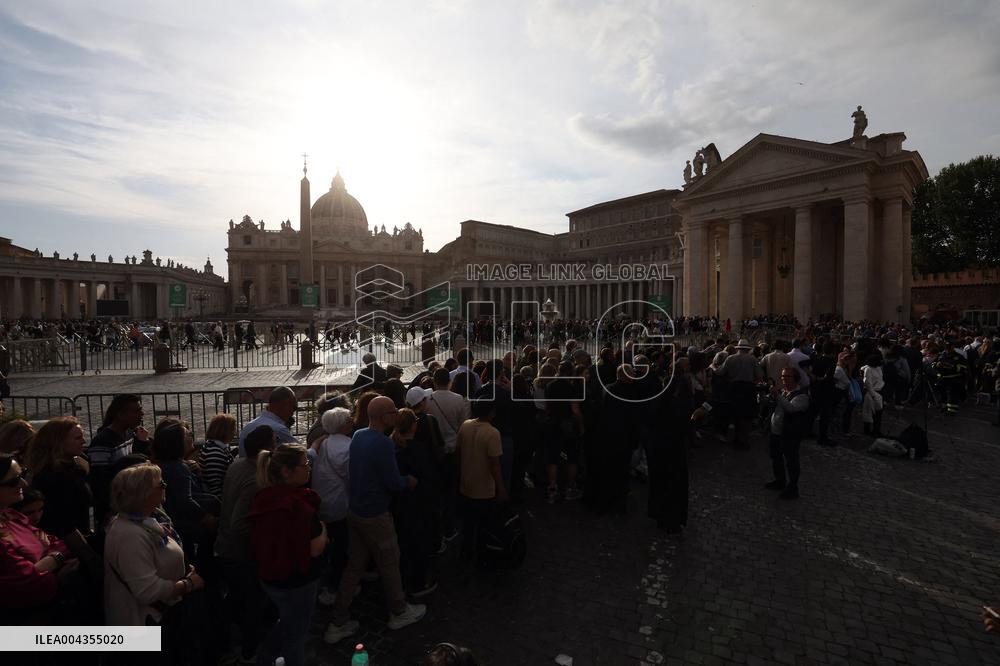 Morte di Papa Francesco Bergoglio, Migliaia di fedeli a san Pietro in Vaticano per rendere omaggio al corpo del Pontefice.