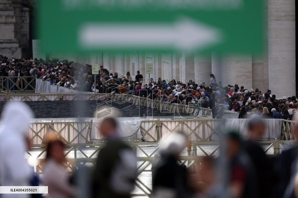 Morte di Papa Francesco Bergoglio, Migliaia di fedeli a san Pietro in Vaticano per rendere omaggio al corpo del Pontefice.