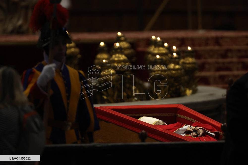 Morte di Papa Francesco Bergoglio, Migliaia di fedeli a san Pietro in Vaticano per rendere omaggio al corpo del Pontefice.