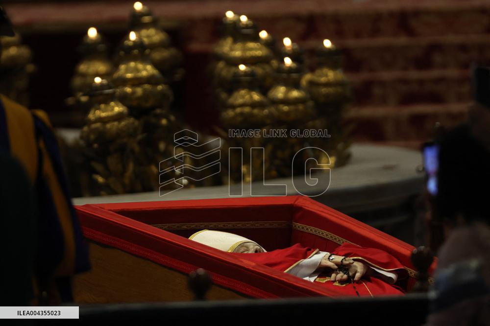 Morte di Papa Francesco Bergoglio, Migliaia di fedeli a san Pietro in Vaticano per rendere omaggio al corpo del Pontefice.