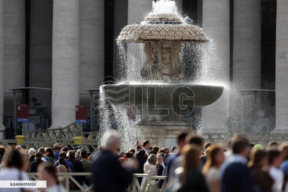 Morte di Papa Francesco Bergoglio, Migliaia di fedeli a san Pietro in Vaticano per rendere omaggio al corpo del Pontefice.