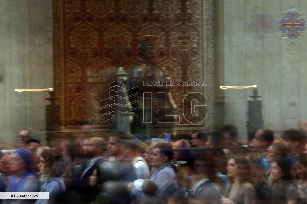 Morte di Papa Francesco Bergoglio, Migliaia di fedeli a san Pietro in Vaticano per rendere omaggio al corpo del Pontefice.