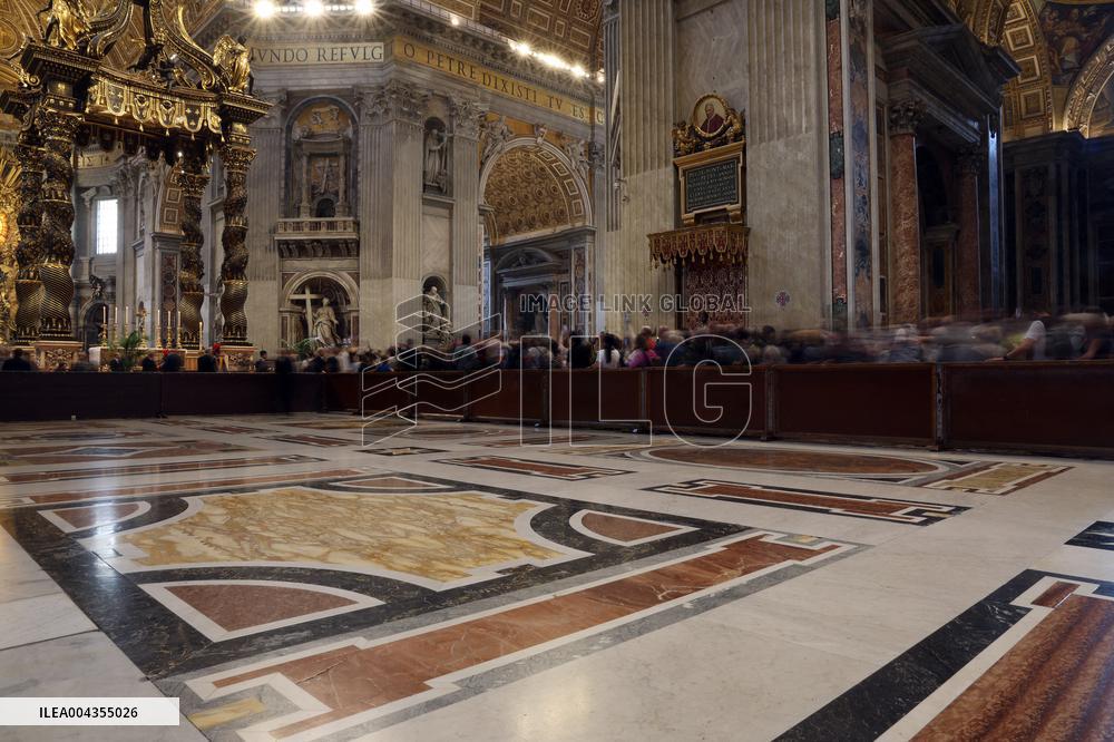Morte di Papa Francesco Bergoglio, Migliaia di fedeli a san Pietro in Vaticano per rendere omaggio al corpo del Pontefice.