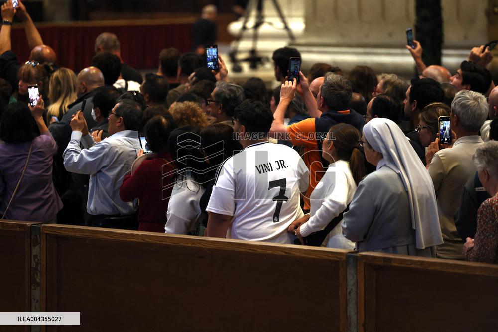 Morte di Papa Francesco Bergoglio, Migliaia di fedeli a san Pietro in Vaticano per rendere omaggio al corpo del Pontefice.
