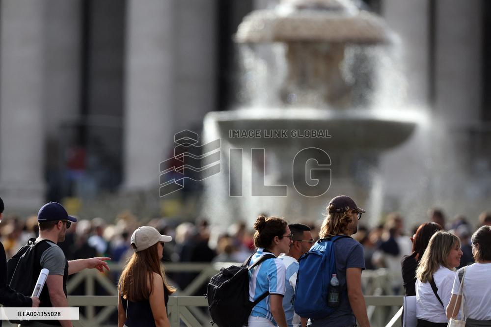 Morte di Papa Francesco Bergoglio, Migliaia di fedeli a san Pietro in Vaticano per rendere omaggio al corpo del Pontefice.