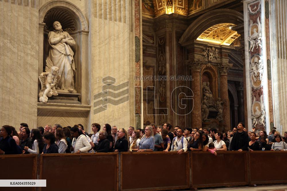 Morte di Papa Francesco Bergoglio, Migliaia di fedeli a san Pietro in Vaticano per rendere omaggio al corpo del Pontefice.
