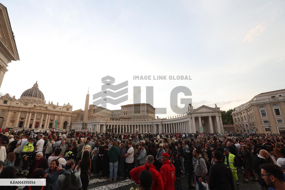 Roma, Morte di Papa Francesco - fedeli a San Pietro in Vaticano per rendere omaggio al corpo di Papa Bergoglio