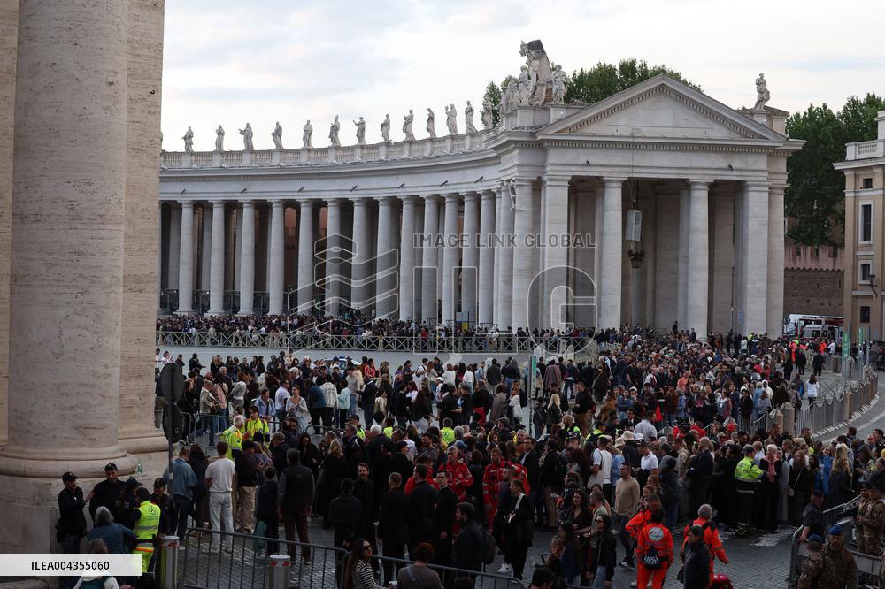 Roma, Morte di Papa Francesco - fedeli a San Pietro in Vaticano per rendere omaggio al corpo di Papa Bergoglio