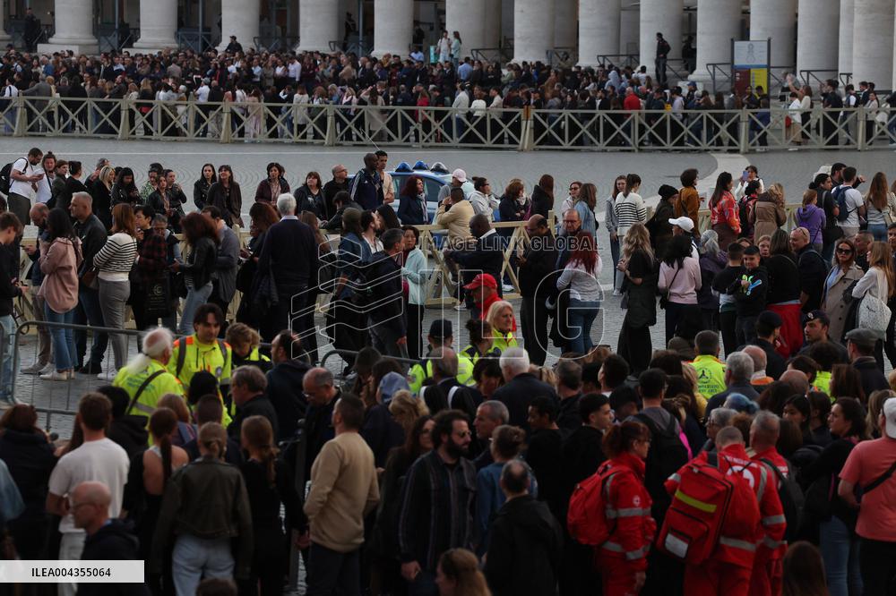 Roma, Morte di Papa Francesco - fedeli a San Pietro in Vaticano per rendere omaggio al corpo di Papa Bergoglio