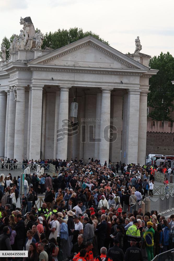 Roma, Morte di Papa Francesco - fedeli a San Pietro in Vaticano per rendere omaggio al corpo di Papa Bergoglio