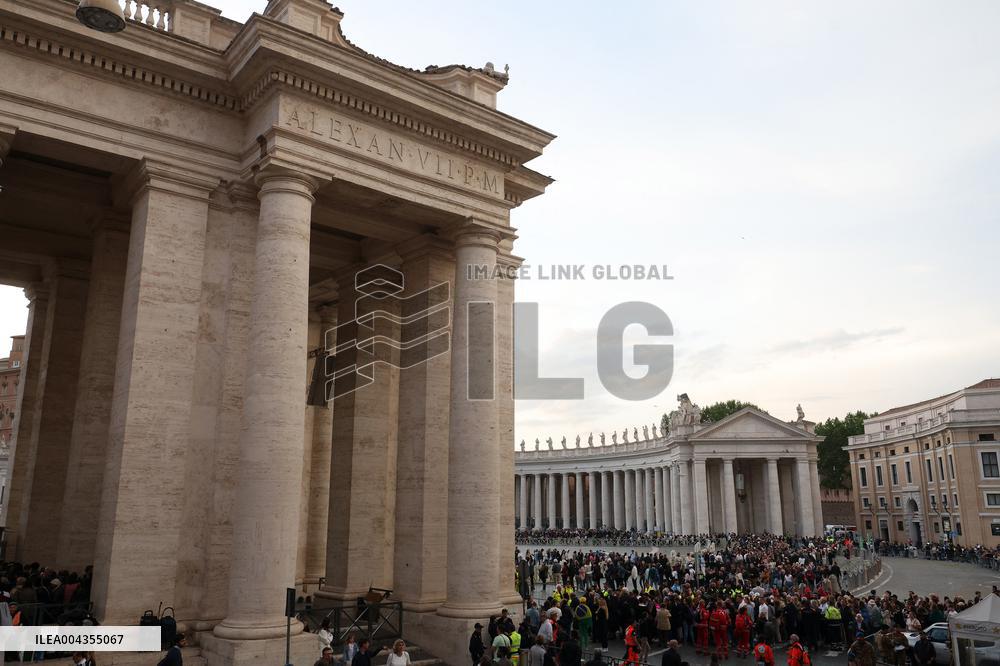 Roma, Morte di Papa Francesco - fedeli a San Pietro in Vaticano per rendere omaggio al corpo di Papa Bergoglio