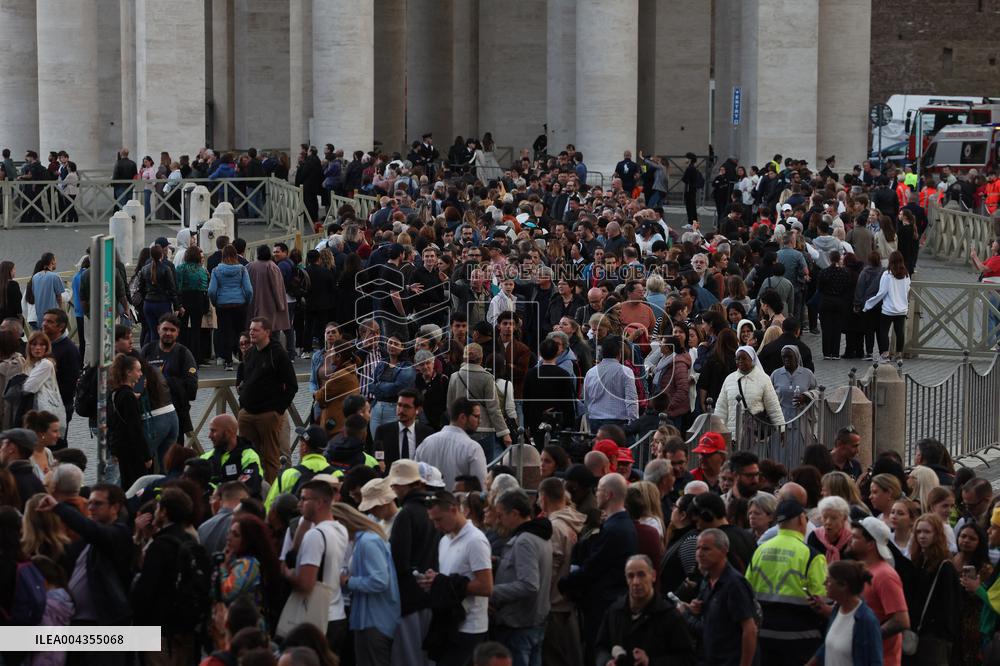 Roma, Morte di Papa Francesco - fedeli a San Pietro in Vaticano per rendere omaggio al corpo di Papa Bergoglio