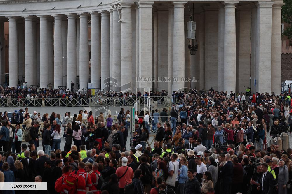 Roma, Morte di Papa Francesco - fedeli a San Pietro in Vaticano per rendere omaggio al corpo di Papa Bergoglio