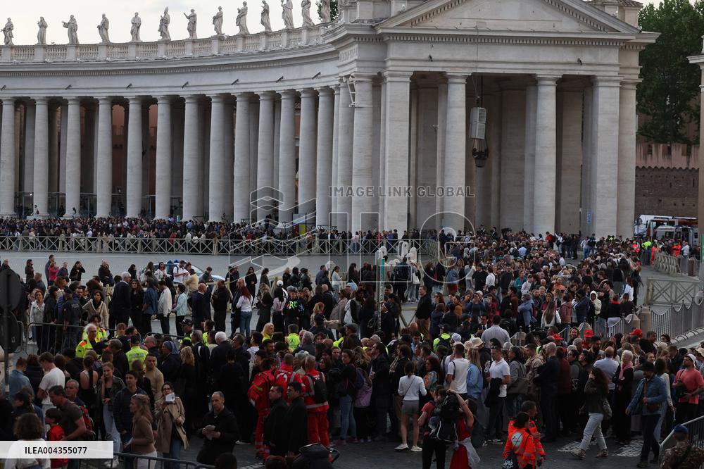 Roma, Morte di Papa Francesco - fedeli a San Pietro in Vaticano per rendere omaggio al corpo di Papa Bergoglio