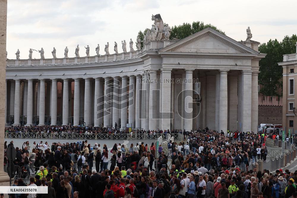 Roma, Morte di Papa Francesco - fedeli a San Pietro in Vaticano per rendere omaggio al corpo di Papa Bergoglio