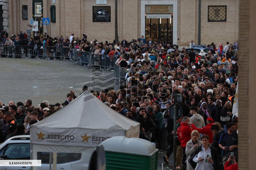 Roma, Morte di Papa Francesco - fedeli a San Pietro in Vaticano per rendere omaggio al corpo di Papa Bergoglio