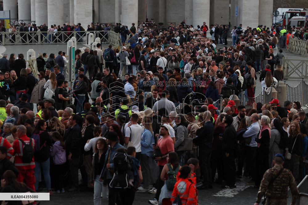 Roma, Morte di Papa Francesco - fedeli a San Pietro in Vaticano per rendere omaggio al corpo di Papa Bergoglio