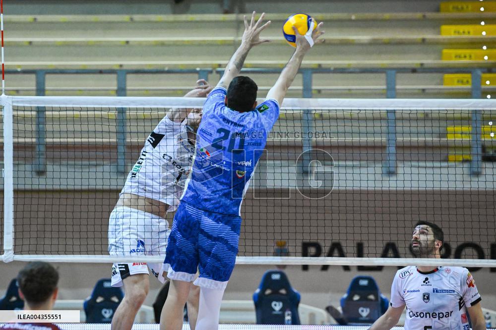 VOLLEY - Superlega Serie A - Playoff 5° Posto - Cisterna Volley vs Sonepar Padova 2-2.. (31-29, 22-25, 25-21, 24-26 ..)