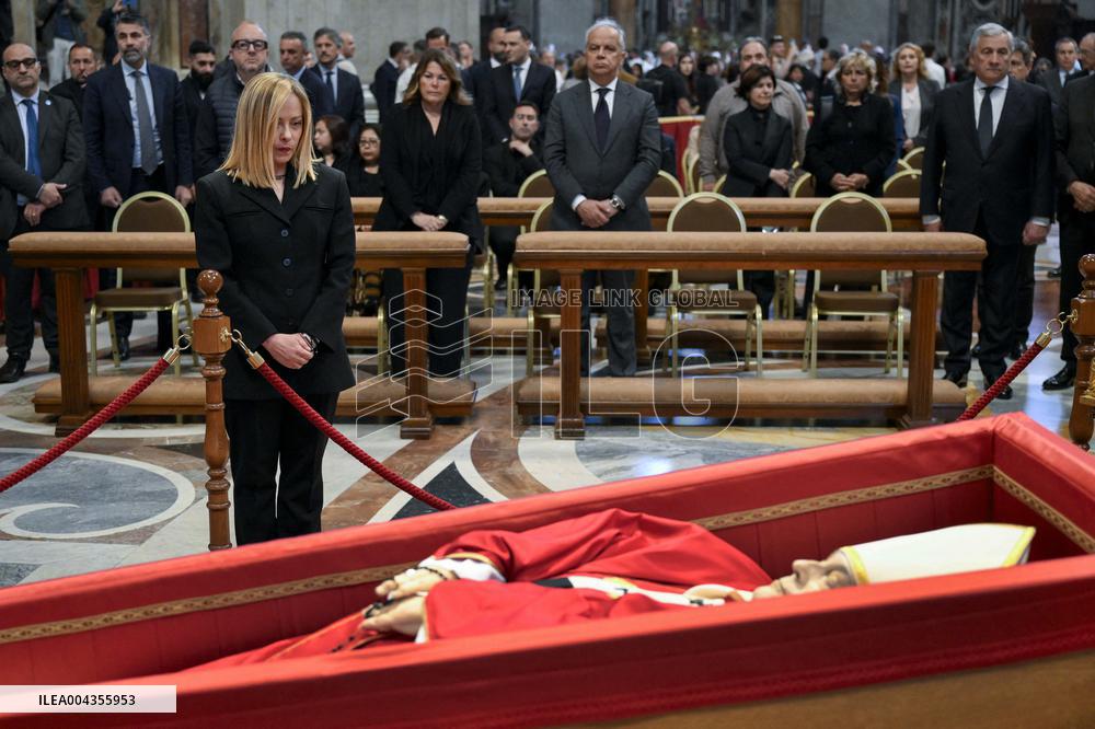 Giorgia Meloni Pays Her respect To Late Pope Francis - Vatican