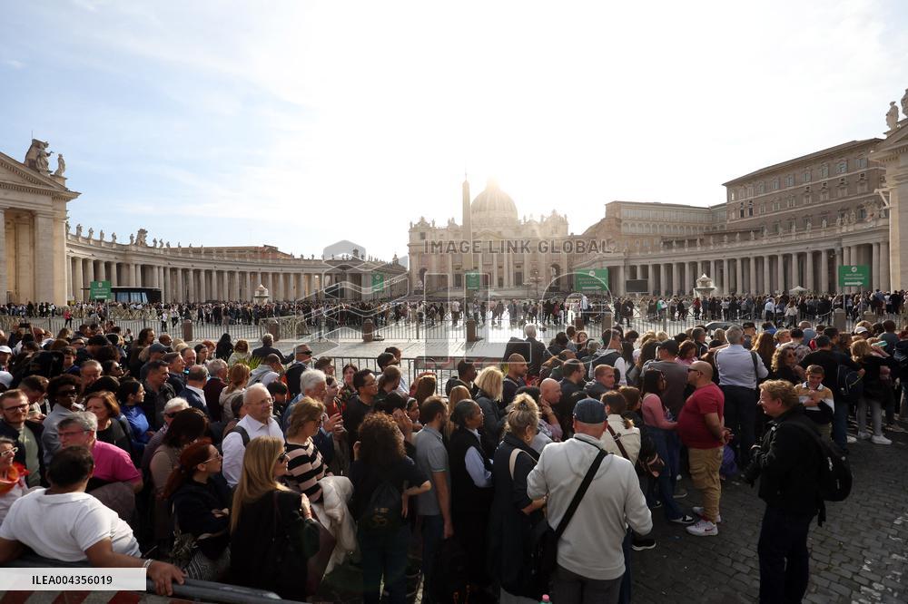 Homage Of the Faithful to Pope Francis - Vatican