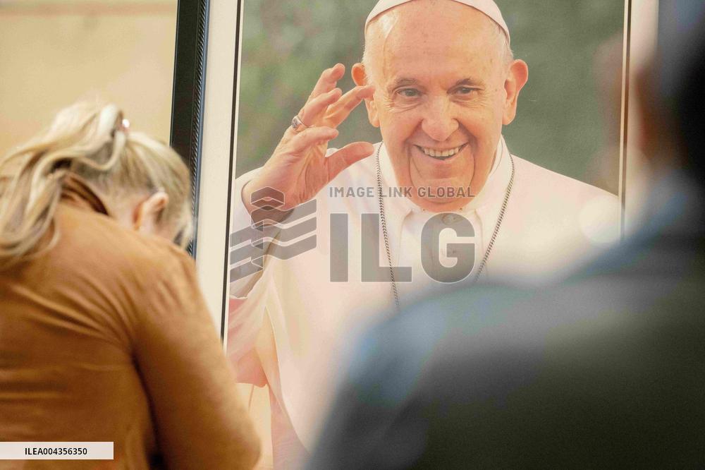 World Mourns Pope Francis Passing - LA