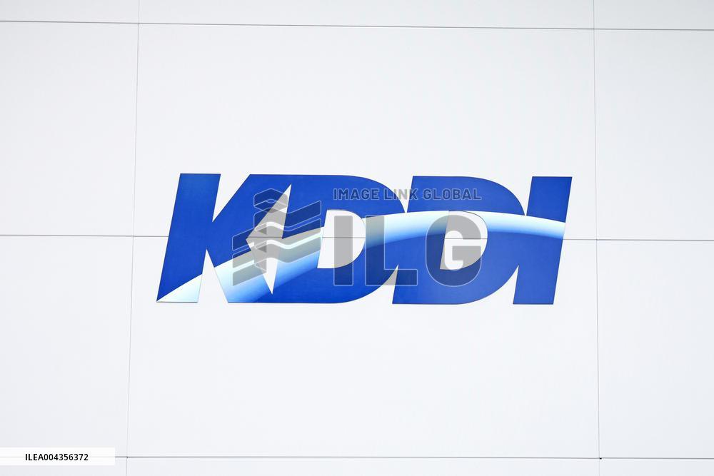 KDDI signage and logo