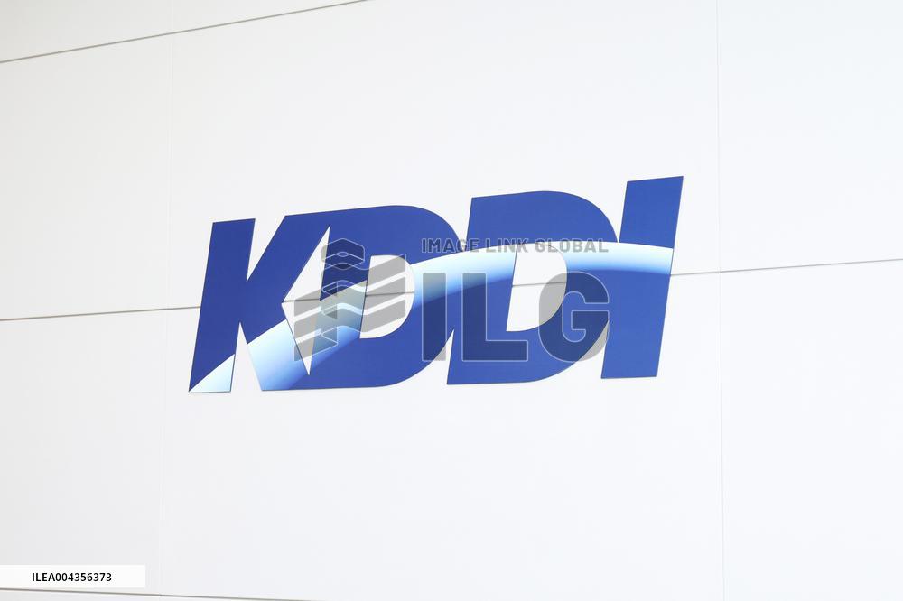 KDDI signage and logo