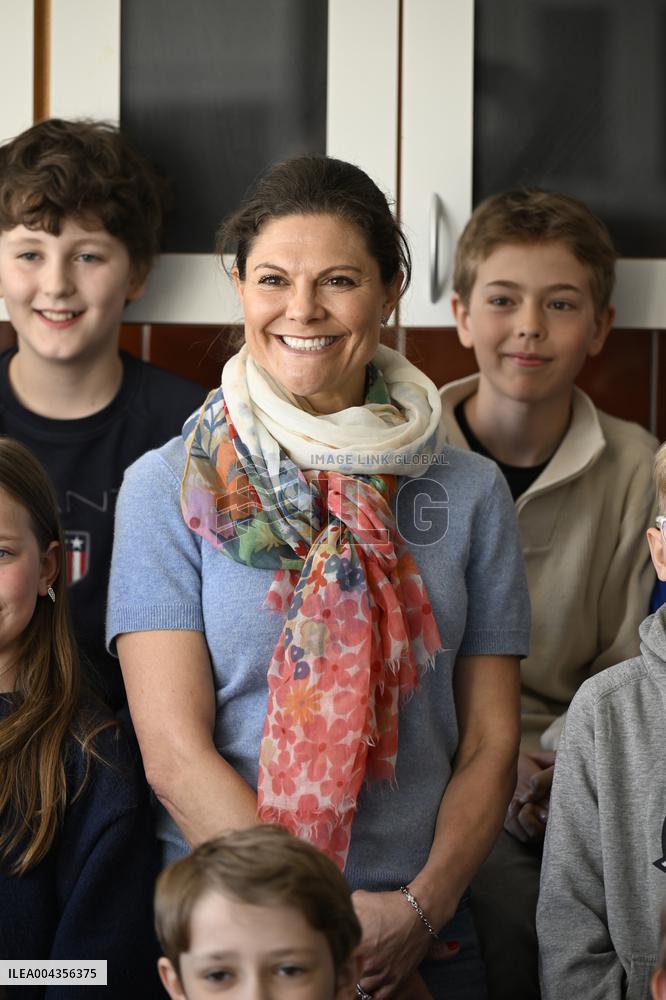 CROWN PRINCESS PICKS UP TRASH WITH STUDENTS