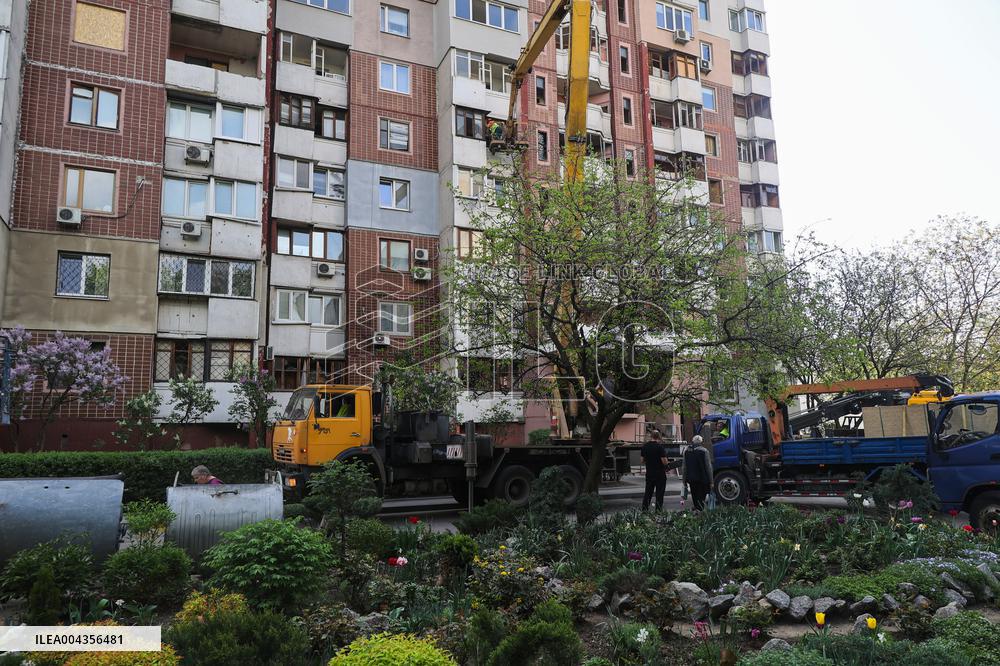 Russia strikes densely populated residential area in Kharkiv