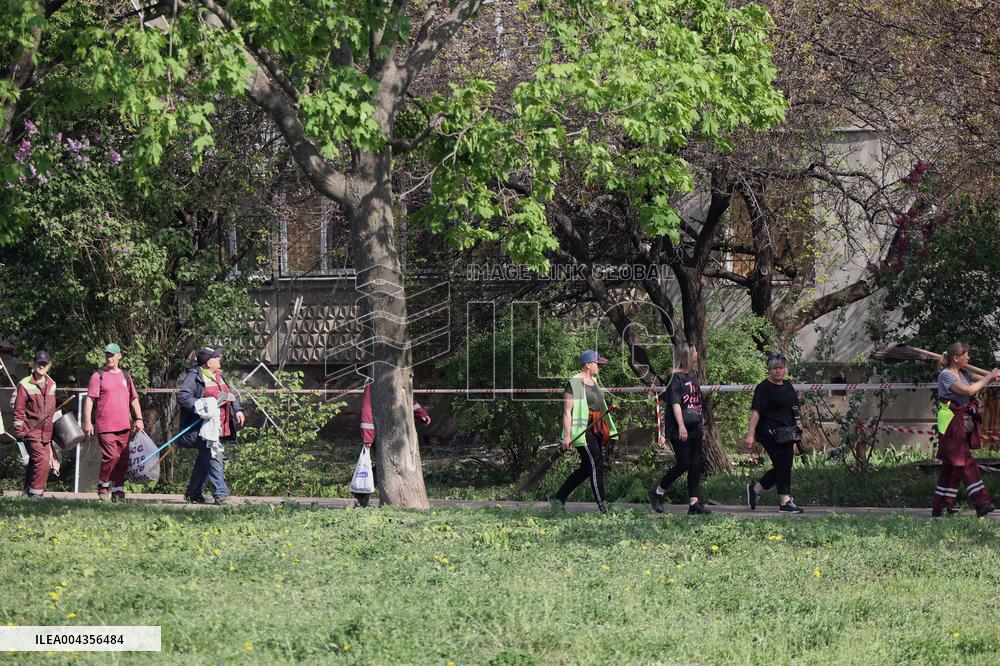 Russia strikes densely populated residential area in Kharkiv