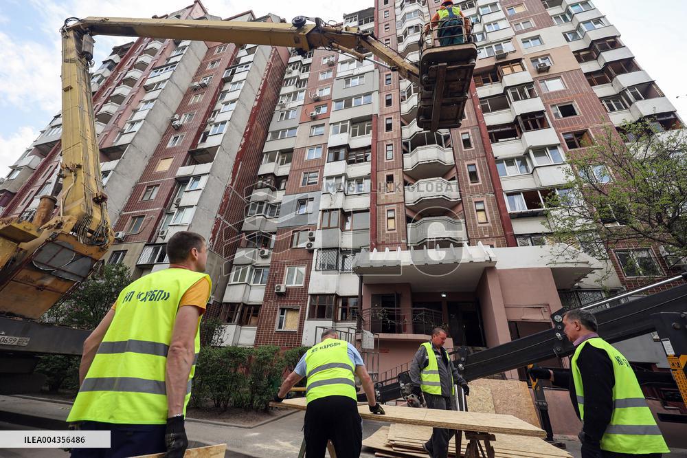 Russia strikes densely populated residential area in Kharkiv