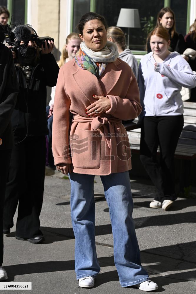 CROWN PRINCESS PICKS LITTER