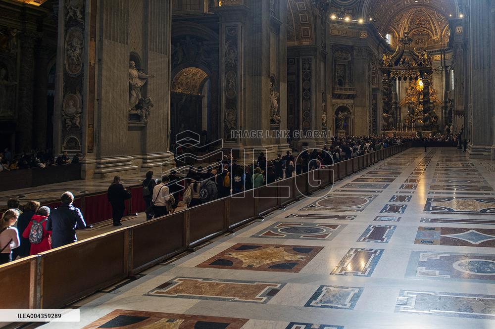 The Faithful Line up To Say Farewell to Pope Francis - Vatican