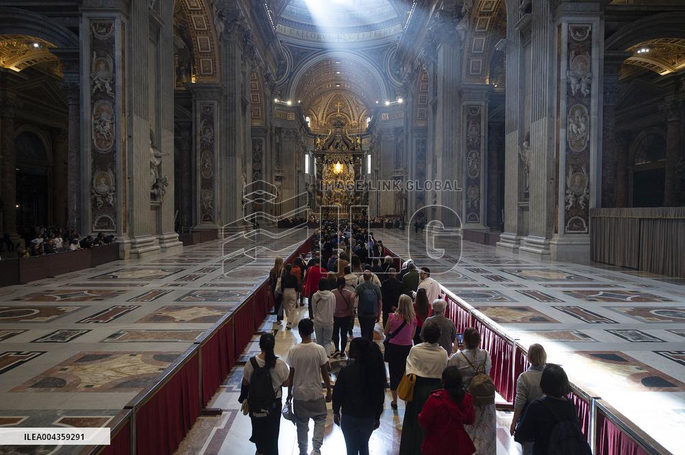 The Faithful Line up To Say Farewell to Pope Francis - Vatican