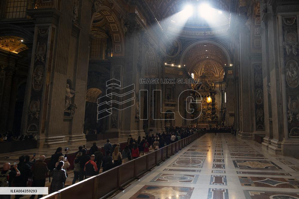 The Faithful Line up To Say Farewell to Pope Francis - Vatican