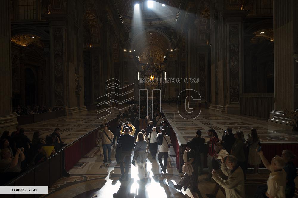 The Faithful Line up To Say Farewell to Pope Francis - Vatican