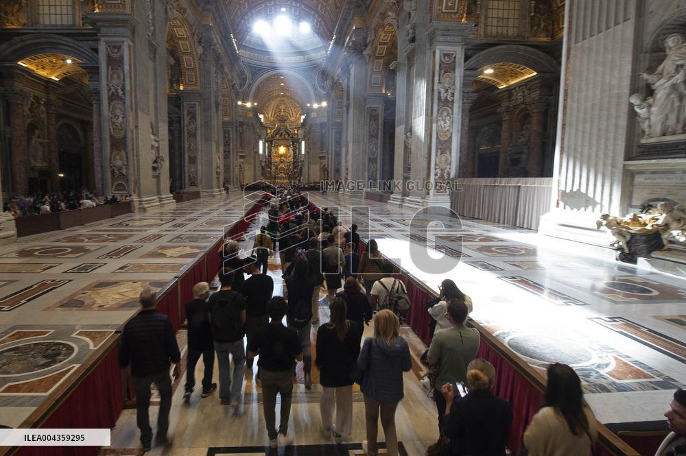 The Faithful Line up To Say Farewell to Pope Francis - Vatican