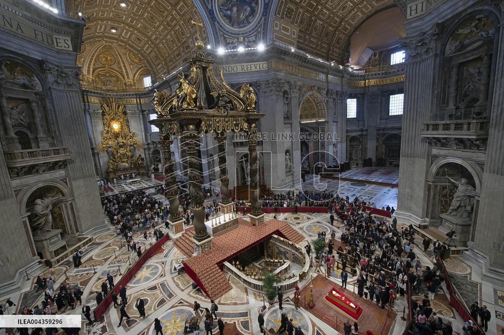 The Faithful Line up To Say Farewell to Pope Francis - Vatican