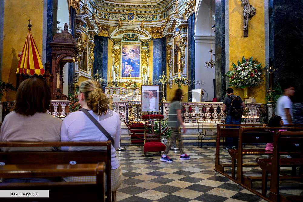 The Faithful Pay Tribute to Pope Francis - Nice