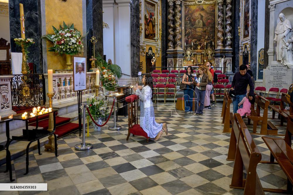 The Faithful Pay Tribute to Pope Francis - Nice