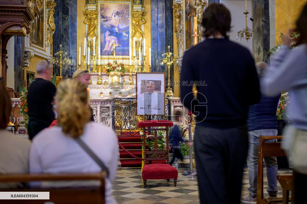 The Faithful Pay Tribute to Pope Francis - Nice
