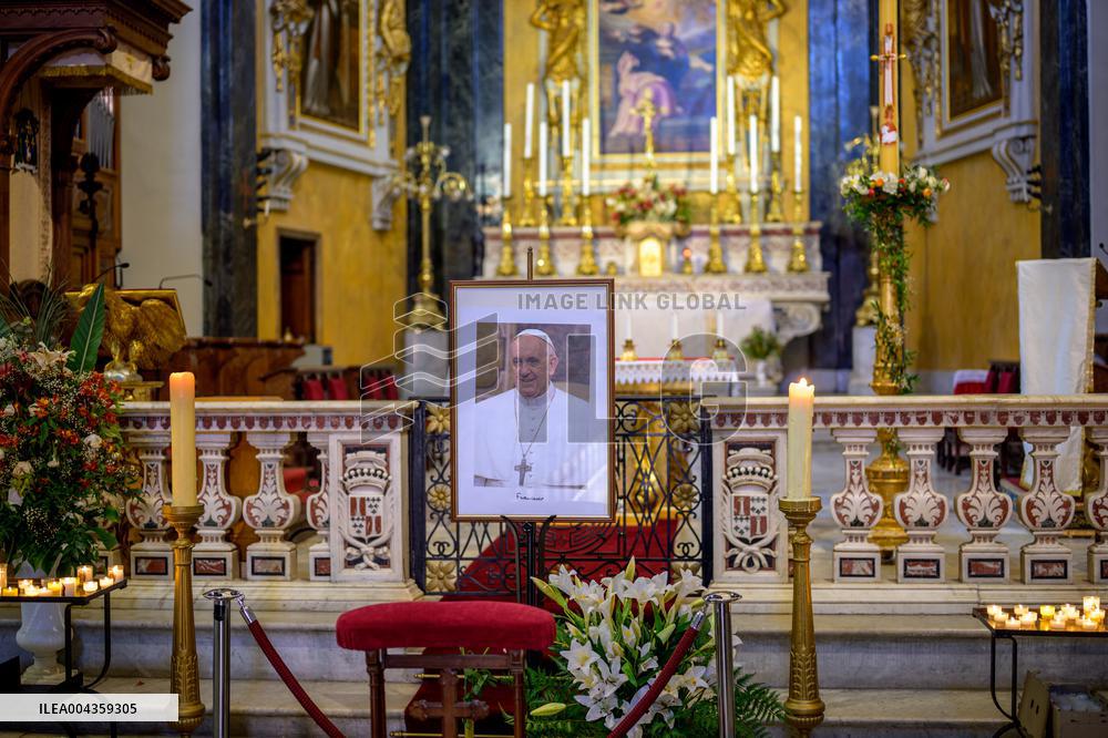 The Faithful Pay Tribute to Pope Francis - Nice