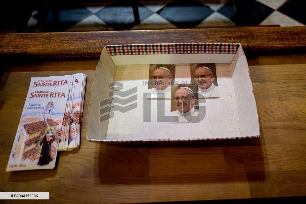 The Faithful Pay Tribute to Pope Francis - Nice