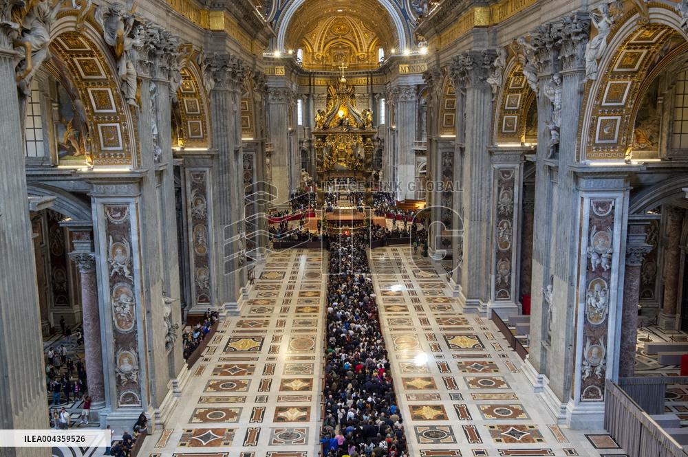 The Faithful Line up To Say Farewell to Pope Francis - Vatican