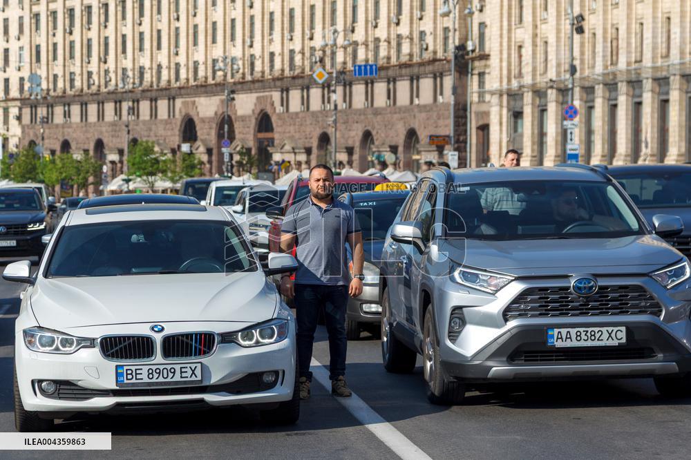 Kyiv honours victims of massive Russian attack on April 24