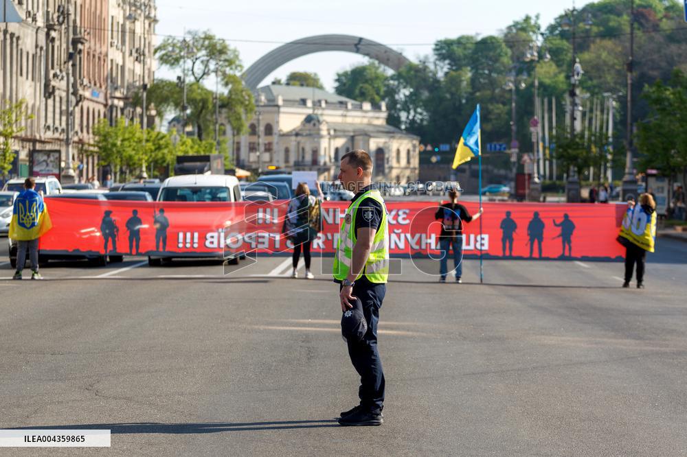 Kyiv honours victims of massive Russian attack on April 24