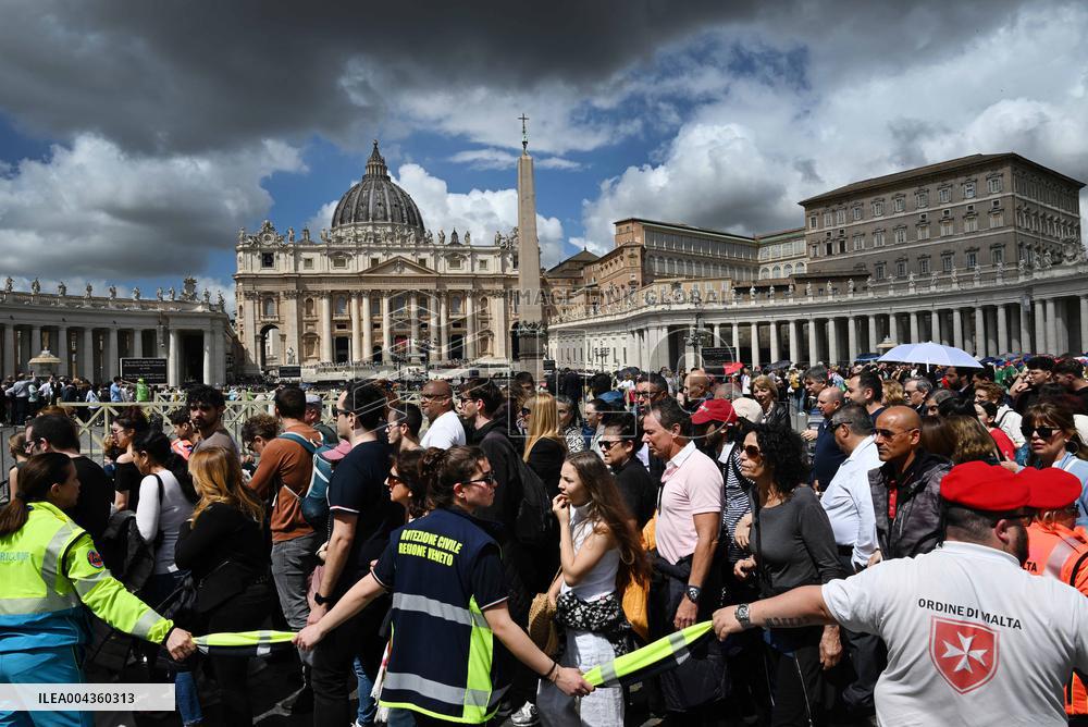 People Queue To pay Their RespectsTo Late Pope Francis - Vatican