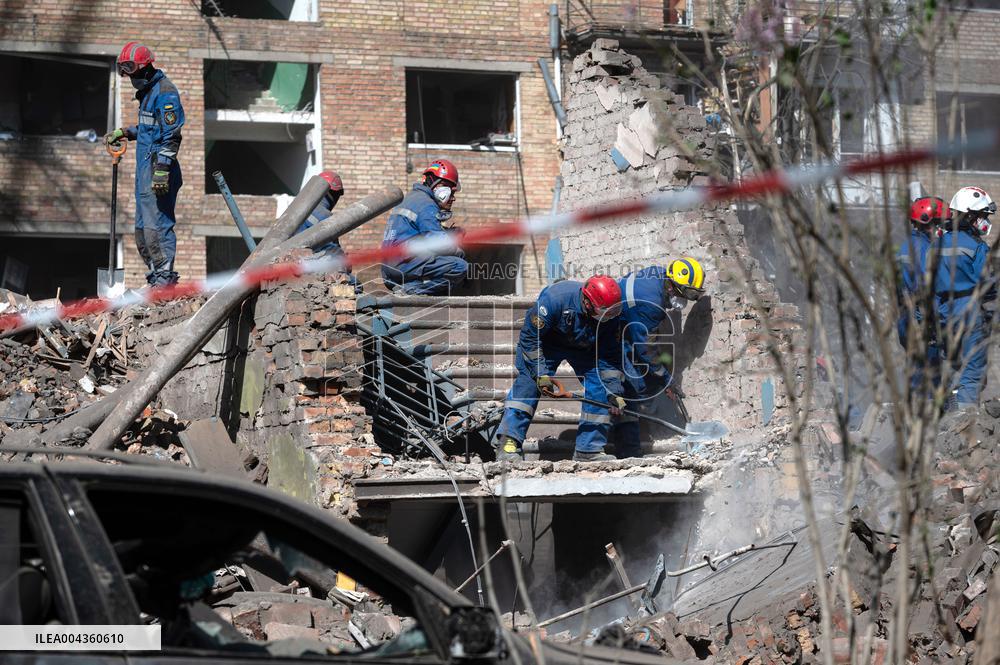 Russian troops launch massive overnight strike on Kyiv