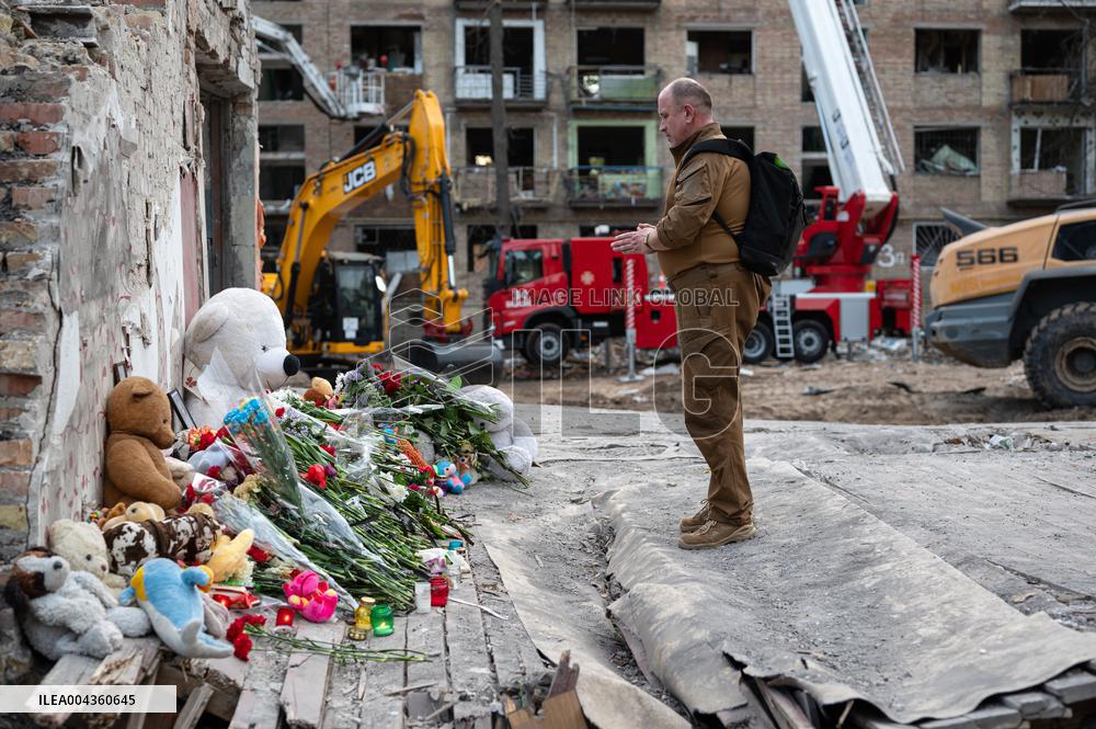 President Volodymyr Zelenskyy pays tribute to victims of April 24 Russian missile attack on Kyiv