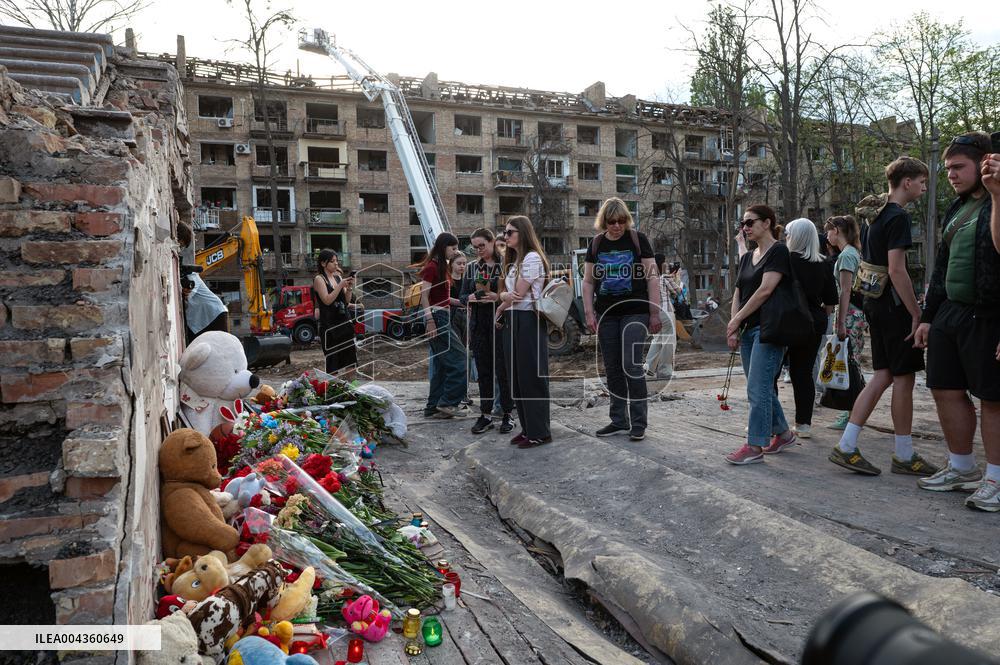 President Volodymyr Zelenskyy pays tribute to victims of April 24 Russian missile attack on Kyiv